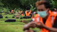 Di Tangerang Selatan, Senin (18/1) lalu, para pelanggar protokol kesehatan yang terjaring razia diberi sanksi untuk mendatangi dan berdoa di makam khusus COVID-19. Sanksi itu diberikan guna menimbulkan efek jera dengan melihat langsung proses pemakaman dan makam para korban yang meninggal akibat terpapar COVID-19. Antara Foto/FAUZAN.