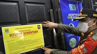 Selain itu, sejumlah tempat hiburan malam yang masih nekat beroperasi di masa penerapan PPKM pun diberi sanksi penutupan sementara. Antara Foto/Fakhri Hermansyah.
