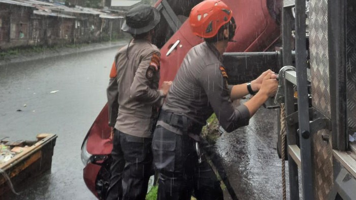 Minibus terjun bebas ke kanal di Makassar karena sopir injak pedal gas saat parkir (dok. Istimewa).