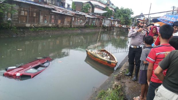 Minibus terjun bebas ke kanal di Makassar karena sopir injak pedal gas saat parkir (dok. Istimewa).