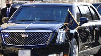 Uniknya pintu The Beast tak memiliki lubang kunci. Membukanya pun dibutuhkan tenaga ekstra karena cukup tebal yakni mencapai delapan inchi. Sedangkan kacanya memiliki ketebalan lima inchi untuk mampu menahan peluru tembus ke dalam mobil. Foto: AP/Evan Vucci