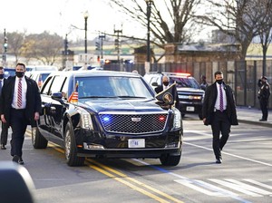 Membandingkan Ketangguhan Mobil Dinas Presiden Jokowi Vs Joe Biden