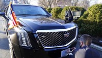 Cadillac One untuk Presiden Amerika Serikat tersebut bisa dibilang menjadi benteng berjalan yang memastikan keamanan presiden. Untuk mendukung hal itu, mobil dinas bernama The Beast tersebut memiliki bodi yang tebal dan cukup berat. Foto: AP/Alex Brandon