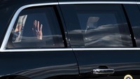 Presiden memiliki akses ke tombol panik yang menyediakan oksigen ke kabin mobil. Untuk komunikasi, di dalamnya terdapat telepon satelit yang bisa terhubung langsung dengan Wakil Presiden dan Pentagon, markas Departemen Pertahanan Amerika Serikat. Foto: AP/Rod Lamkey