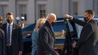 Perlu dicatat pintu The Beast hanya bisa dibuka oleh anggota Secret Service. Begitu pula dengan kacanya. Kaca mobil The Beast yang bisa dibuka hanya pada bagian sopir yakni setinggi tiga inchi. Foto: AP/Jose Luis Magana