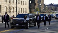 The Beast juga diciptakan untuk keadaan darurat. Di dalamnya terdapat oksigen dan kantung darah untuk mencegah terjadinya hal buruk pada sang presiden. Foto: AP/Evan Vucci