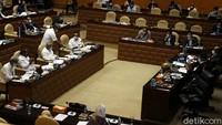 Rapat kerja Kementerian PUPR dengan Komisi V DPR hari ini sebenarnya diagendakan sejak Selasa (19/1) kemarin. Namun rapat diundur menyusul kegiatan peninjauan bencana alam yang dilakukan Basuki mendampingi Presiden Jokowi.