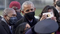 Warga tampak berfoto dengan Barack dan Michelle Obama.