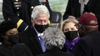 Bill dan Hillary Clinton menyapa warga.