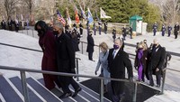 Barack dan Michelle Obama, Bill dan Hillary Clinton, seta George W. Bush berjalan menaikan tangga Gedung Capitol AS.