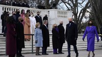 Joe Biden dan Kamala Harris berjalan di depan para mantan presiden AS.