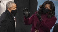 Barack Obama datang bersama istrinya Michelle.