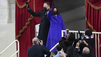 Kamala Harris dan suaminya Douglas Emhoff melambaikan tangan kepada warga AS. Erin Schaff/The New York Times via AP, Pool.