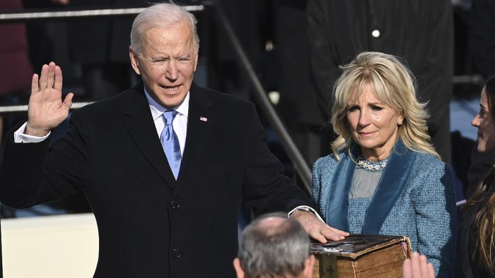 Momen Pelantikan Joe Biden Jadi Presiden AS Joe Biden resmi dilantik sebagai Presiden Amerika Serikat ke-46. Pelantikan berjalan lancar dengan penjagaan ketat.
