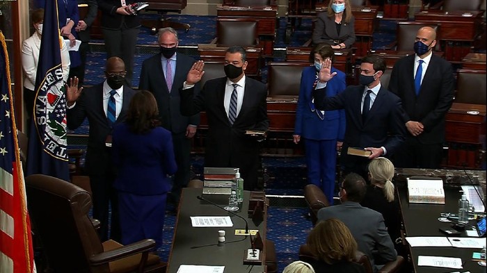 Momen saat Kamala Harris melantik tiga Senator AS di Gedung Capitol