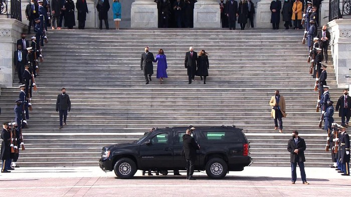 Momen saat Wapres AS, Kamala Harris, mengantarkan mantan Wapres AS, Mike Pence, saat meninggalkan Gedung Capitol AS