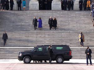 Pelantikan Berakhir, Kamala Harris Antar Pence Tinggalkan Gedung Capitol