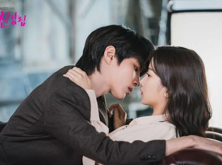 10 Potret Moon Ga Young Bareng Aktor Tampan, Kim Seon Ho hingga Chanyeol EXO