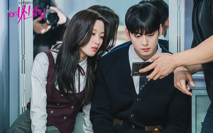 Moon Ga Young dan para aktor Moon Ga Young dan para aktor