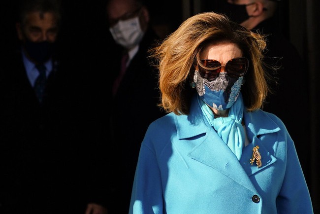 Masker bercorak unik hampir tak pernah lepas dari Ketua DPR AS Nancy Pelosi ketika muncul di hadapan publik. Begitu pula saat ia menghadiri pelantikan Joe Biden. Penampilannya pun selalu memukai dari yang lain. (Foto: AP/Melina Mara)