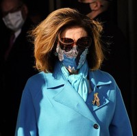 Masker bercorak unik hampir tak pernah lepas dari Ketua DPR AS Nancy Pelosi ketika muncul di hadapan publik. Begitu pula saat ia menghadiri pelantikan Joe Biden. Penampilannya pun selalu memukai dari yang lain. (Foto: AP/Melina Mara)
