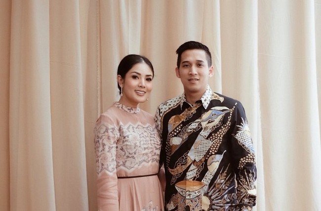 Askara Parasady Harsono datang dari keluarga kaya raya. Askara diketahui ikut mengelola bisnis keluarga yang memiliki pabrik di Karawang.  Foto: Instagram