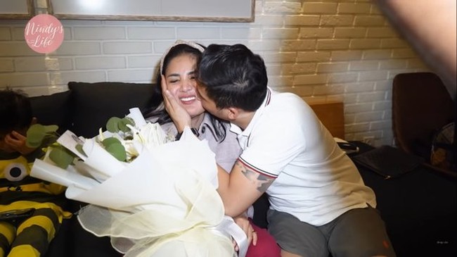 Dalam momen tersebut keduanya tampak mesra dan masih banyak tawa. Meski begitu, ada sindiran Nindy untuk sang suami.  Foto: Instagram