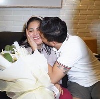 Dalam momen tersebut keduanya tampak mesra dan masih banyak tawa. Meski begitu, ada sindiran Nindy untuk sang suami.  Foto: Instagram