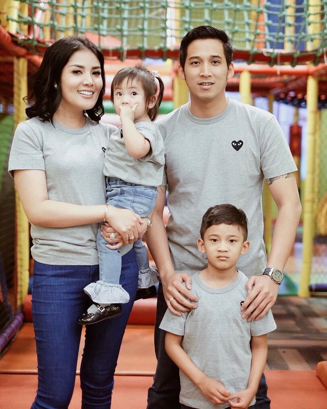 Dari pernikahan mereka, Nindy dan Askara dikaruniai dua orang anak.  Foto: Instagram