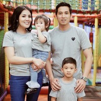 Dari pernikahan mereka, Nindy dan Askara dikaruniai dua orang anak.  Foto: Instagram