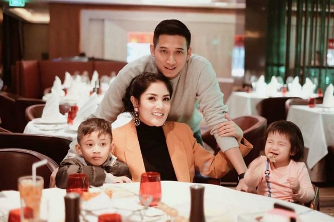 Pada perayaan hari jadi pernikahan mereka yang ke-11, Askara sempat memberikan kejutan untuk sang istri. Inilah momen kejutan tersebut yang diabadikan lewat channel Youtube Nindy.  Foto: Instagram