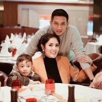 Pada perayaan hari jadi pernikahan mereka yang ke-11, Askara sempat memberikan kejutan untuk sang istri. Inilah momen kejutan tersebut yang diabadikan lewat channel Youtube Nindy.  Foto: Instagram