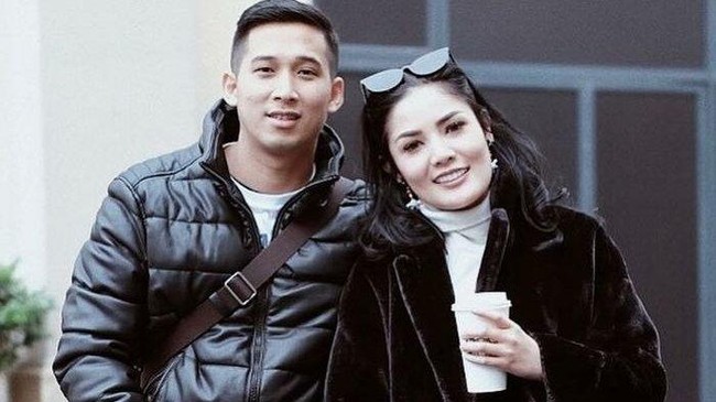 Penyanyi Nindy Ayunda menggugat cerai suaminya Askara Parasady Harsono. Perceraian mereka jadi kontroversi, lantaran Nindy mengajukan perceraian lima hari setelah sang suami ditangkap polisi terkait kasus narkoba. Sebelum ini, Nindy kerap memamerkan potret kemesraannya dengan sang suami.  Foto: Instagram