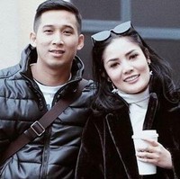 Penyanyi Nindy Ayunda menggugat cerai suaminya Askara Parasady Harsono. Perceraian mereka jadi kontroversi, lantaran Nindy mengajukan perceraian lima hari setelah sang suami ditangkap polisi terkait kasus narkoba. Sebelum ini, Nindy kerap memamerkan potret kemesraannya dengan sang suami.  Foto: Instagram
