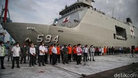 Selain Menhub Budi Karya Sumadi, jumpa pers itu dihadiri oleh Dirjen Hubud Novie Riyanto, Kabasarnas Marsma TNI Bagus Puruhito, Ketua KNKT Soerjanto Tjahjono, Dirut Sriwijaya Air Jefferson Jauwena, Dirut Jasa Raharja Budi Rahardjo, Kapolres Pelabuhan Tanjung Priok AKBP Ahrie Sonta, dan Pangkoarmada 1 Abdul Rasyid Kacong.