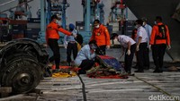 Direktur Operasi Basarnas Brigjen Rasman MS mengatakan 3 kantong tersebut ditemukan pada Rabu (20/1) kemarin. Namun, baru diserahkan kepada Basarnas pada pagi hari ini lantaran cuaca yang tidak mendukung.