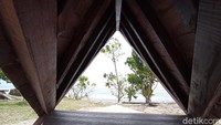 Hal yang menjadi pembeda atau keunggulan Pantai Karapyak adalah suasananya yang masih relatif sepi dan tenang. Bibir pantai dipenuhi vegetasi yang membuat suasana lebih sejuk.