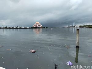 Miris! Pantai Losari Makassar Dipenuhi Sampah Kasur-Plastik