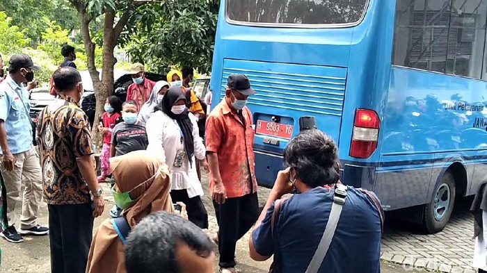 Para korban gempa Sulbar asal Jateng tiba di Solo Techno Park, Kamis (21/1/2021)