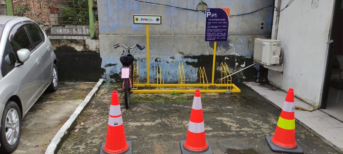 Parkir sepeda di Stasiun Pasar Minggu, Rabu (20/1).