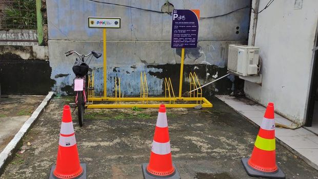 Parkir sepeda di Stasiun Pasar Minggu, Rabu (20/1).