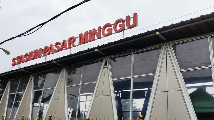 Parkir sepeda di Stasiun Pasar Minggu, Rabu (20/1).