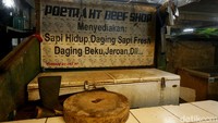 Area pasar yang biasanya ramai oleh aktivitas pedagang daging dan pembeli itu tampak sepi. Tak terlihat aktivitas jual beli di area pasar tersebut.