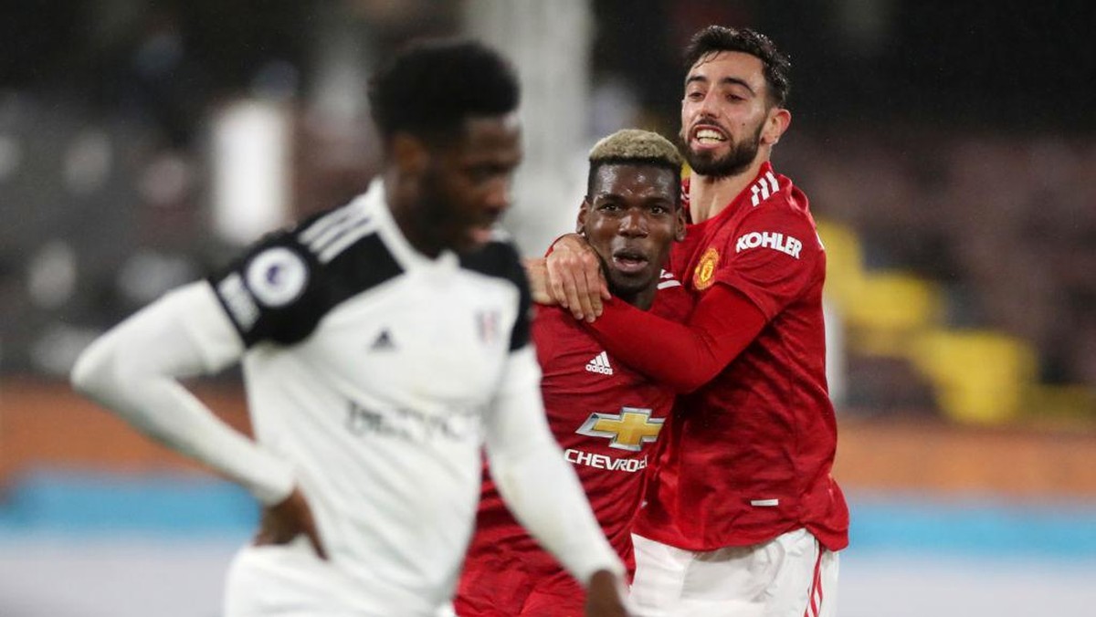 Pemain Manchester United Paul Pogba mengungkapkan satu-satunya kelemahan Bruno Fernandes. Foto: Getty Images/Pool