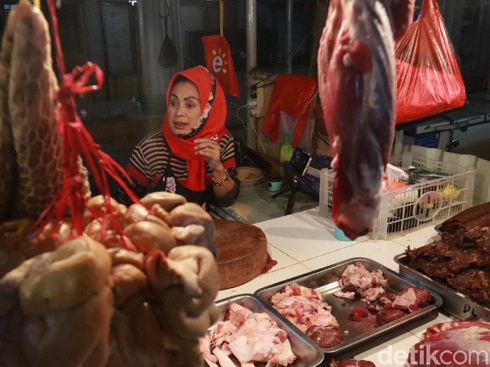 Pedagang daging sapi di pasar tradisional Bandung.