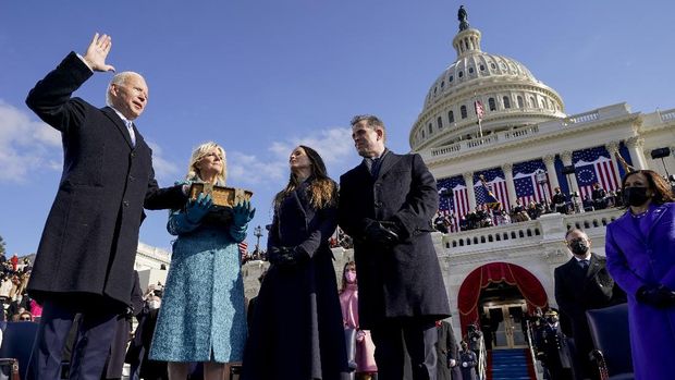 Joe Biden is sworn in as the 46th president of the United States by Chief Justice John Roberts as Jill Biden holds the Bible during the 59th Presidential Inauguration at the U.S. Capitol in Washington, Wednesday, Jan. 20, 2021, as their children Ashley and Hunter watch.(AP Photo/Andrew Harnik, Pool)