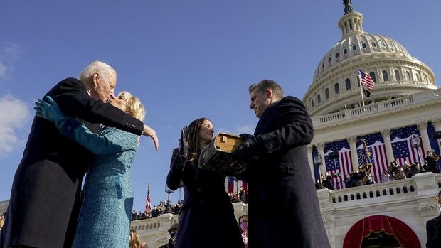President Joe Biden and first lady Jill Biden, kiss as his son Hunter Biden and daughter Ashley Biden look on after being sworn-in during the 59th Presidential Inauguration at the U.S. Capitol in Washington, Wednesday, Jan. 20, 2021. (AP Photo/Andrew Harnik, Pool)