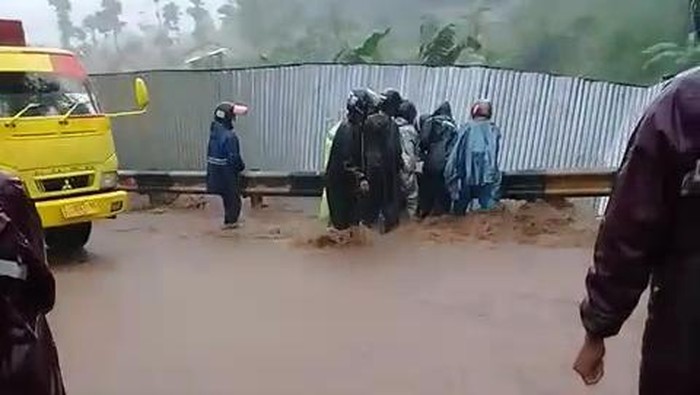 Pemotor terseret arus di Tanjungsari Sumedang.