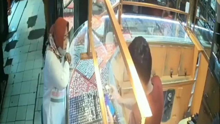 Penampakan ibu-ibu yang diduga pelaku penipuan di Depok