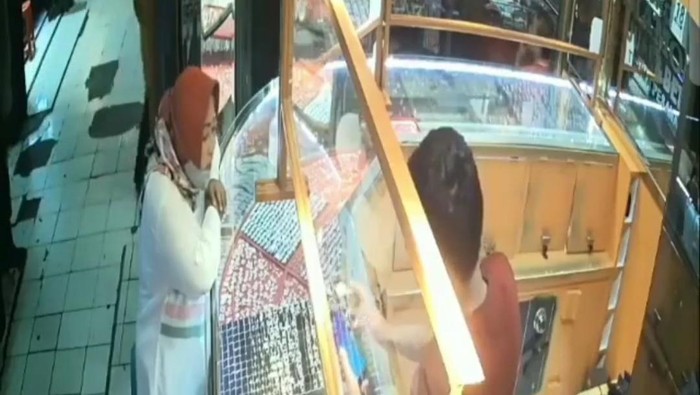 Penampakan ibu-ibu yang diduga pelaku penipuan di Depok